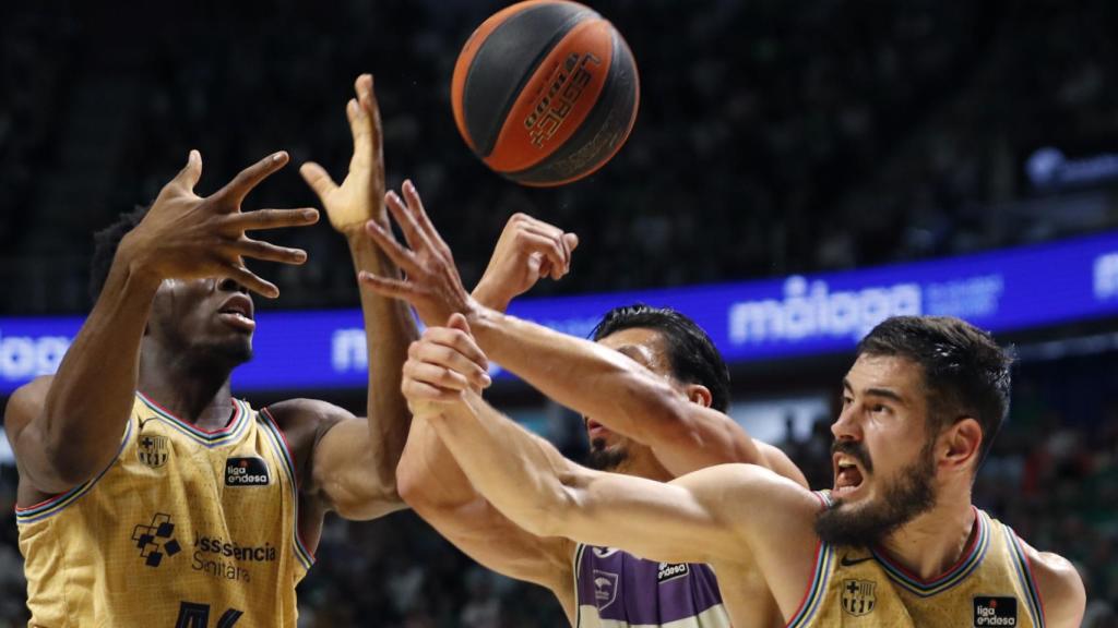 Kalinic y Nnaji, en pelea por el balón.