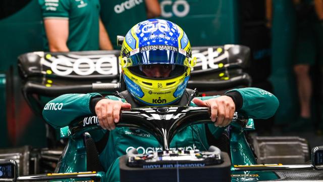 Fernando Alonso, subiéndose al Aston Martin en la temporada 2023 de la Fórmula 1