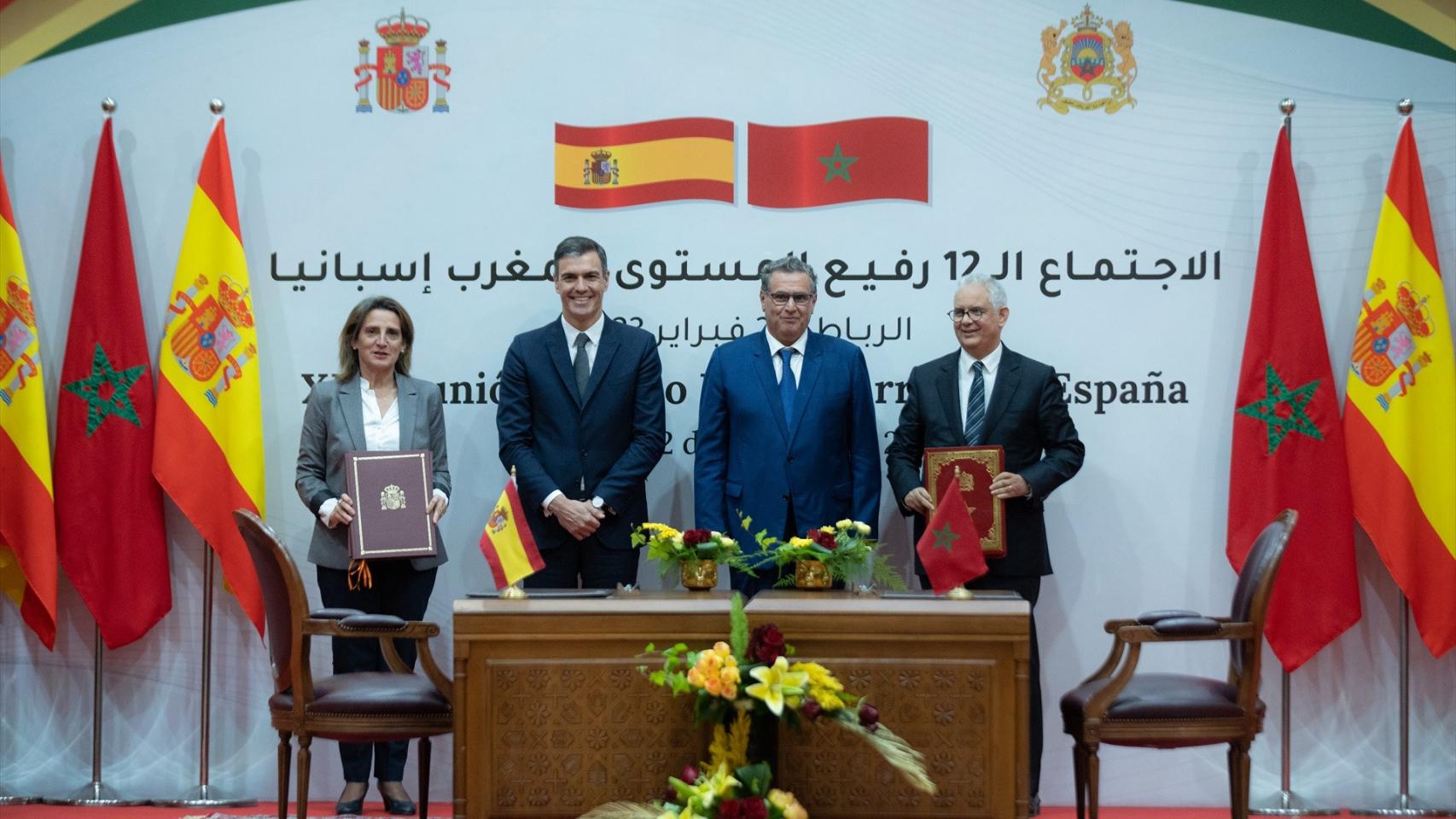 La vicepresidenta y ministra para la Transición Ecológica y el Reto Demográfico, Teresa Ribera; el presidente del Gobierno, Pedro Sánchez; el jefe de Gobierno del Reino de Marruecos, Aziz Akhannouch; y el ministro marroquí de Equipamiento y Agua, Nizar Baraka