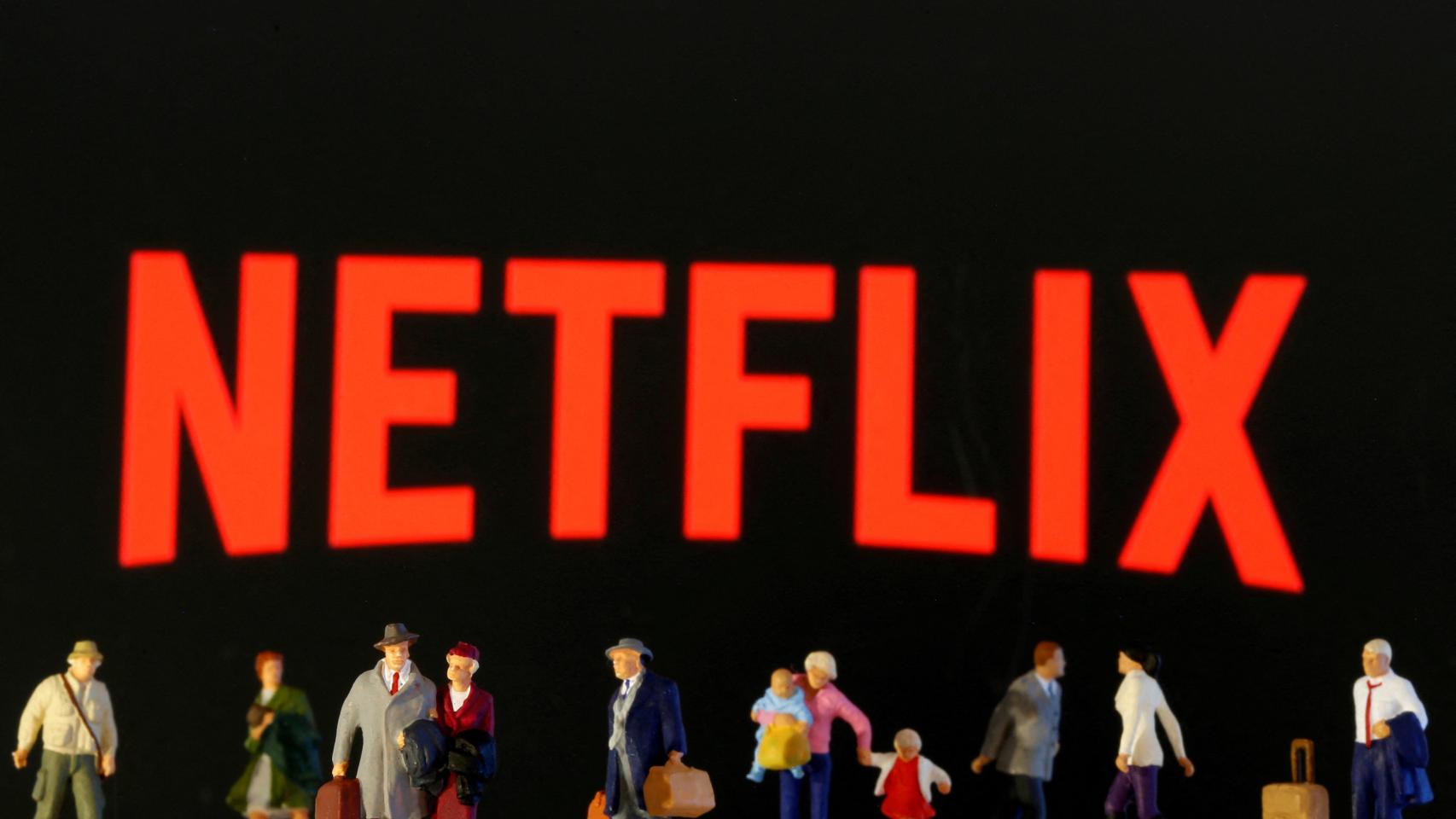 Montaje del logo de Netflix detrás de varias figuras de juguete.