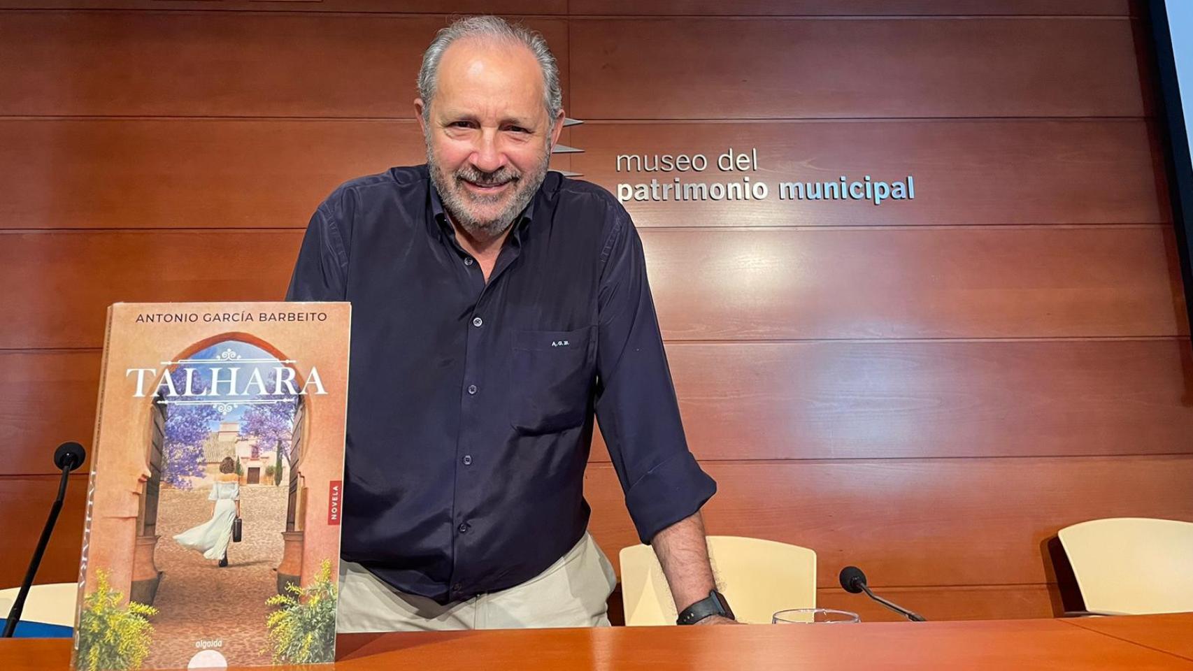 Antonio García Barbeito en la presentación de su novela, Talhara