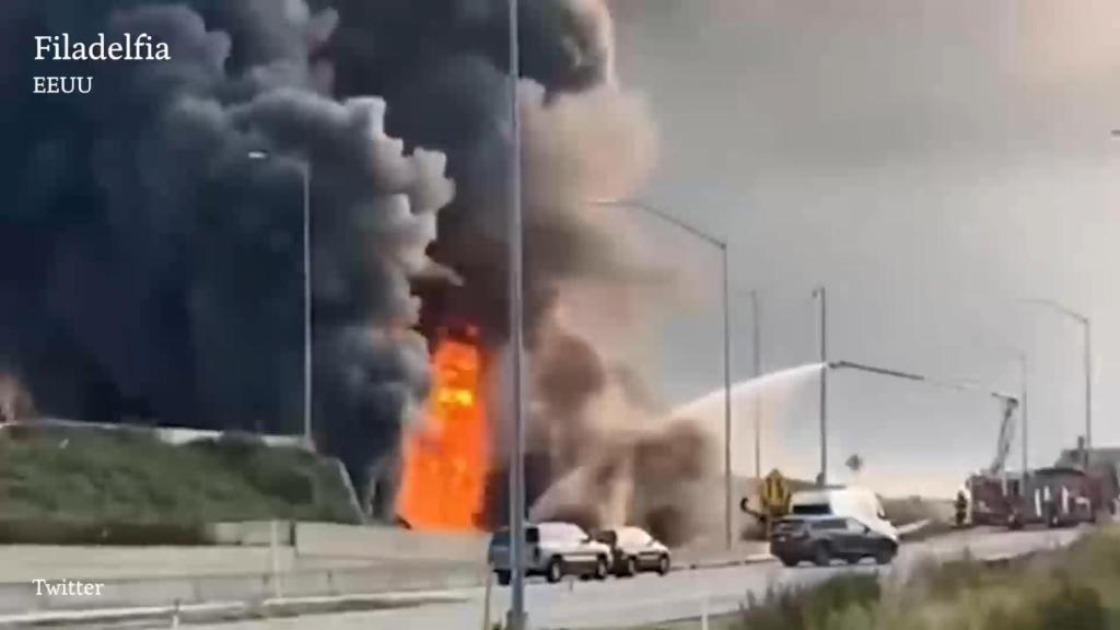Colapso en una autopista de Filadelfia tras la explosión de un camión