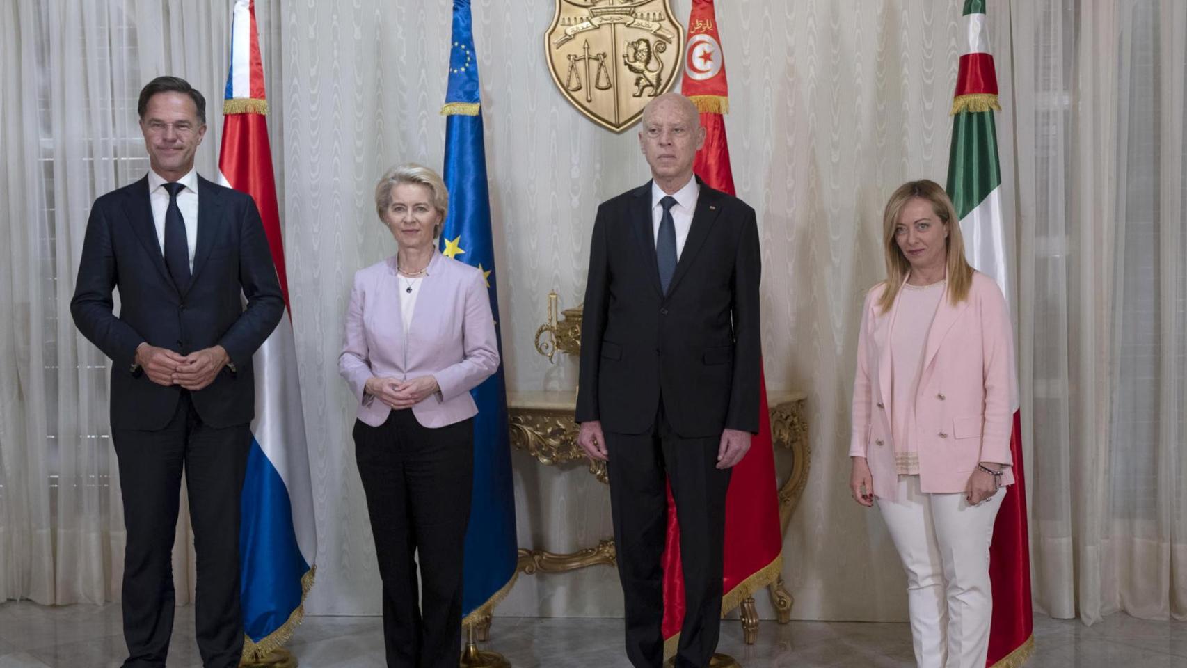 El primer ministro de los Países Bajos, Mark Rutte, la presidenta de la Comisión Europea, Ursula von der Leyen, el presidente de Túnez, Kais Saied y la primera ministra de Italia, Giorgia Meloni