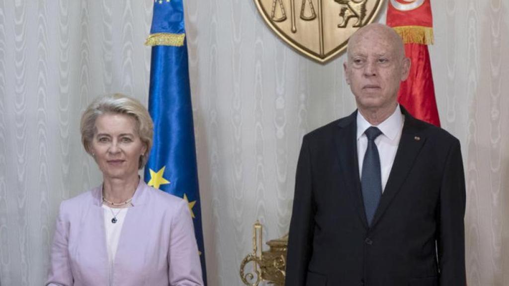 El primer ministro de los Países Bajos, Mark Rutte, la presidenta de la Comisión Europea, Ursula von der Leyen, el presidente de Túnez, Kais Saied y la primera ministra de Italia, Giorgia Meloni