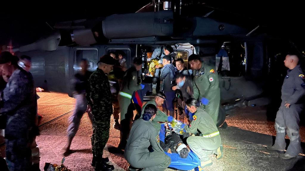 Los cuatro niños tras ser encontrados por indígenas murui a cinco kilómetros de donde se accidentó la avioneta.