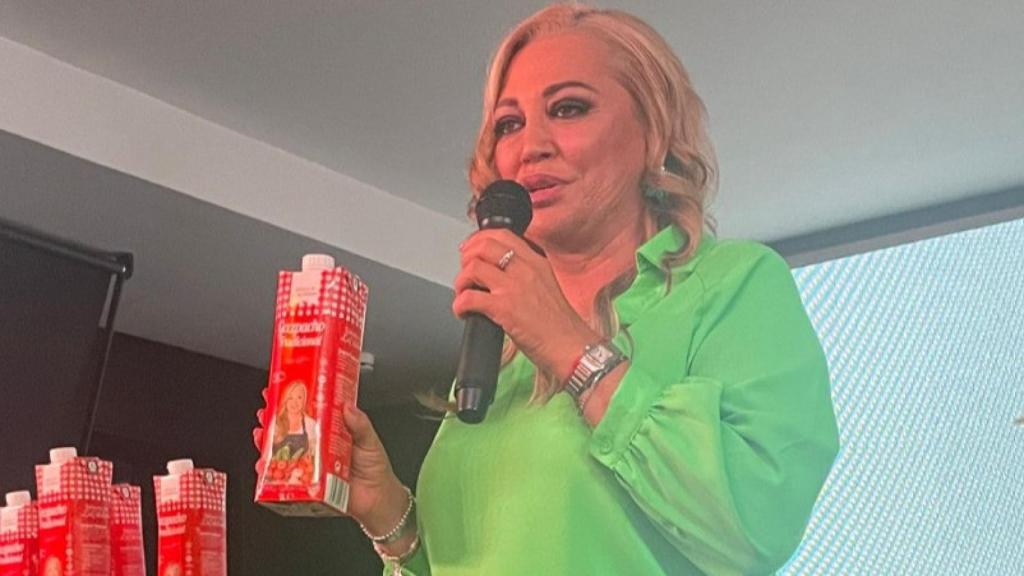 Belén Esteban con su gazpacho.