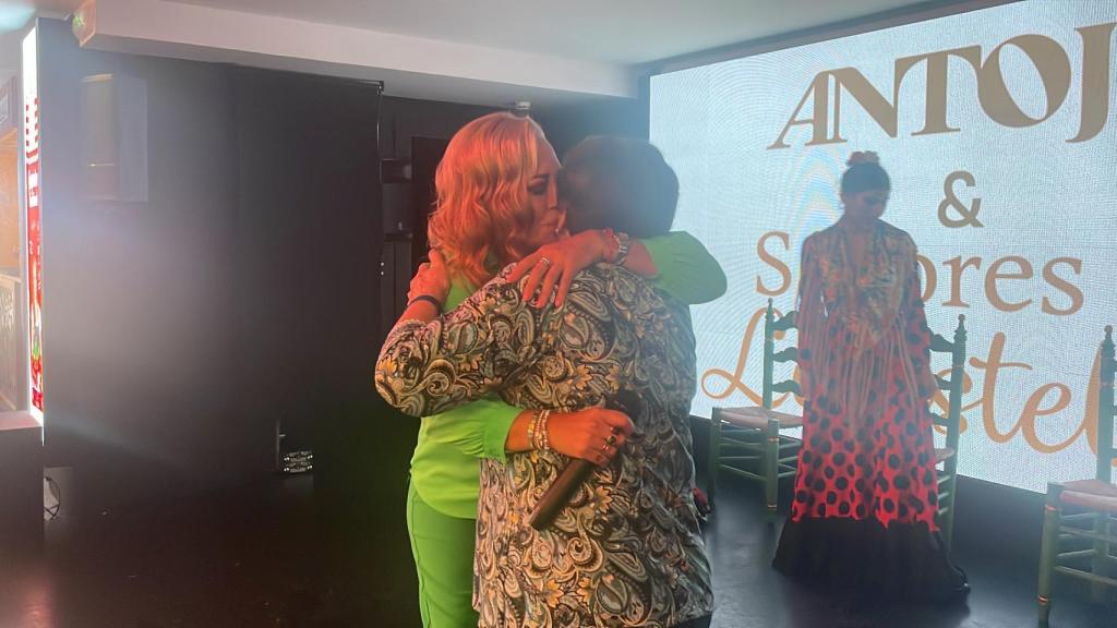 Isabel y Belén fundidas en un abrazo.