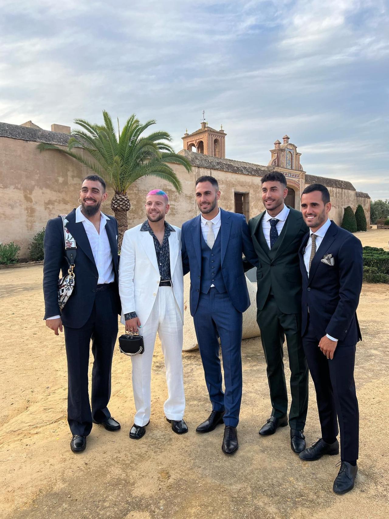 Borja Iglesias, con bolso de Dior y su compañero Aitor Ruibal, con un 'clutch' de McQueen.