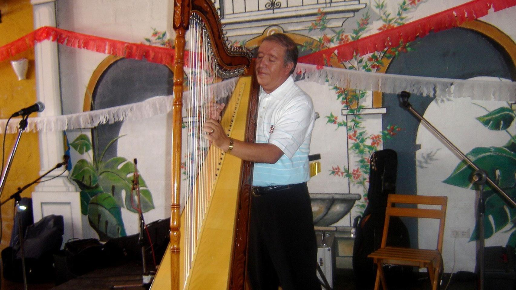 Amaru con su arpa.