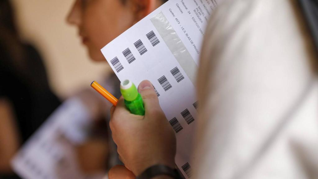 Una alumna sostiene unos papeles en los momentos previos al segundo examen de las pruebas obligatorias de la EvAU. San Pedro Mártir (Toledo)