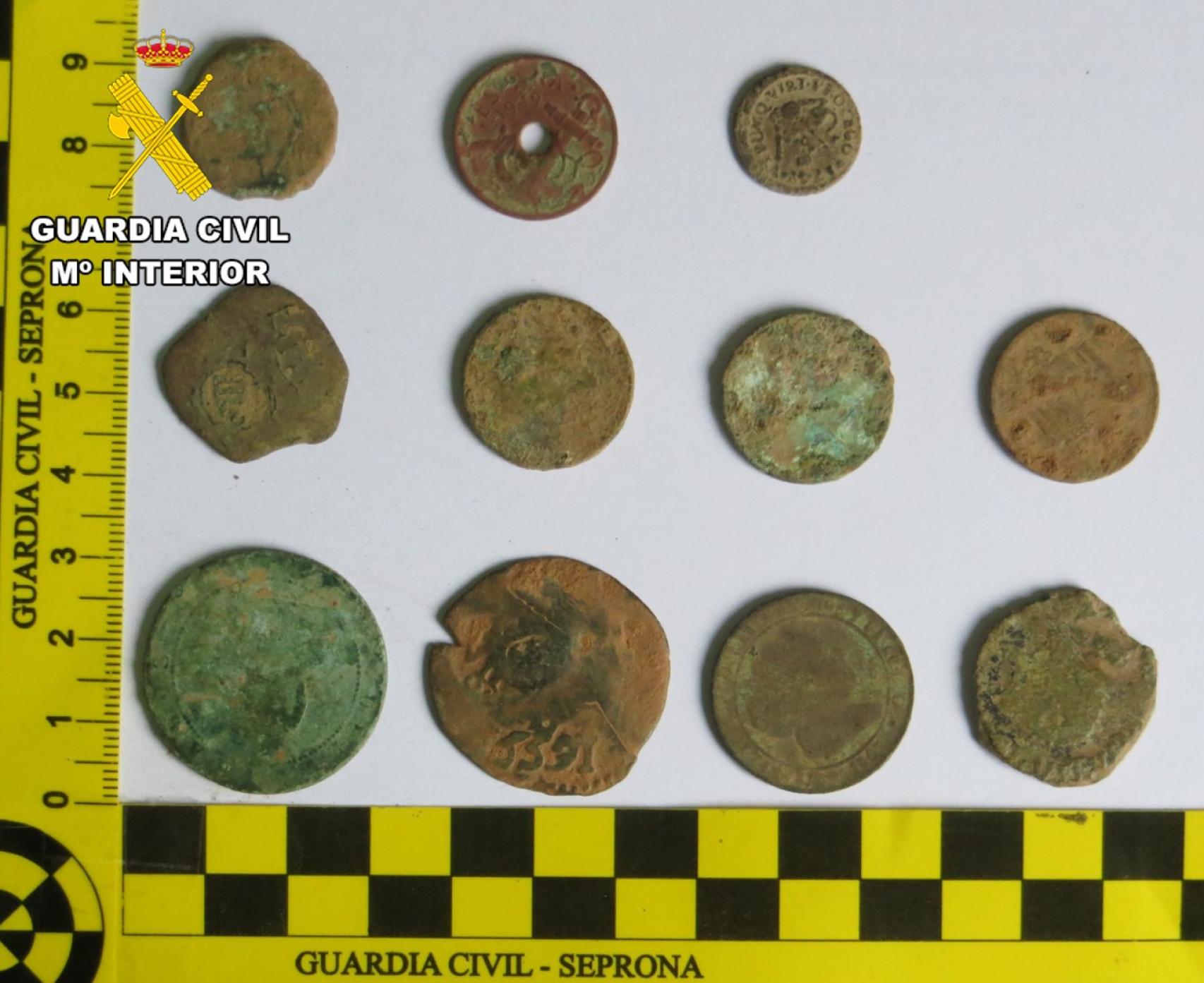 Monedas, botones e insignias intervenidas por la Guardia Civil