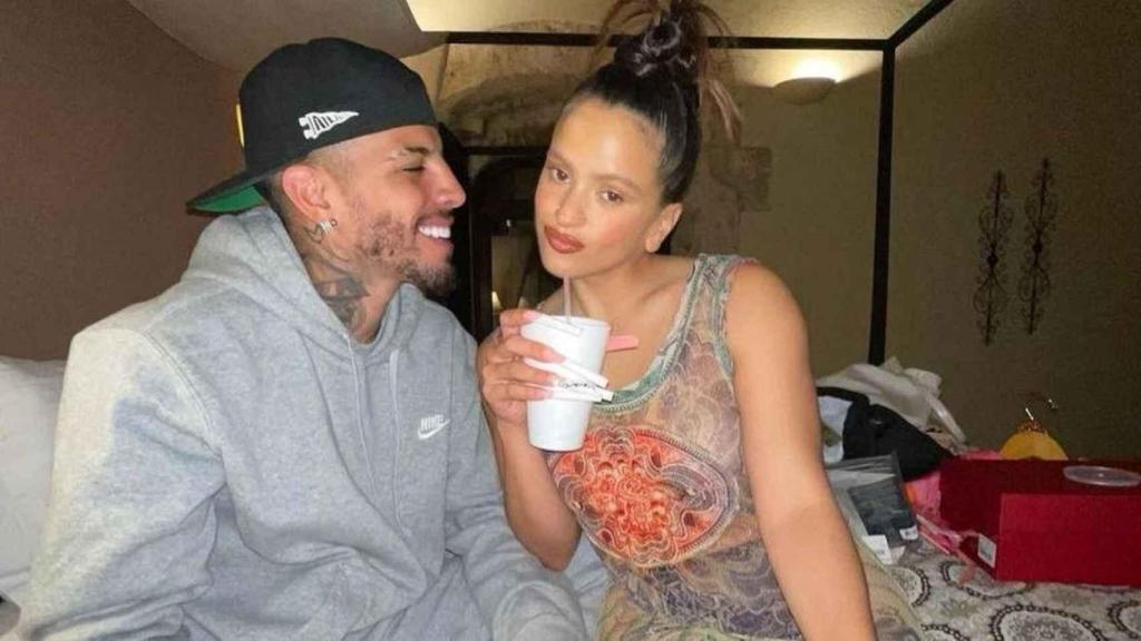 Rosalía junto a su pareja Rauw Alejandro.