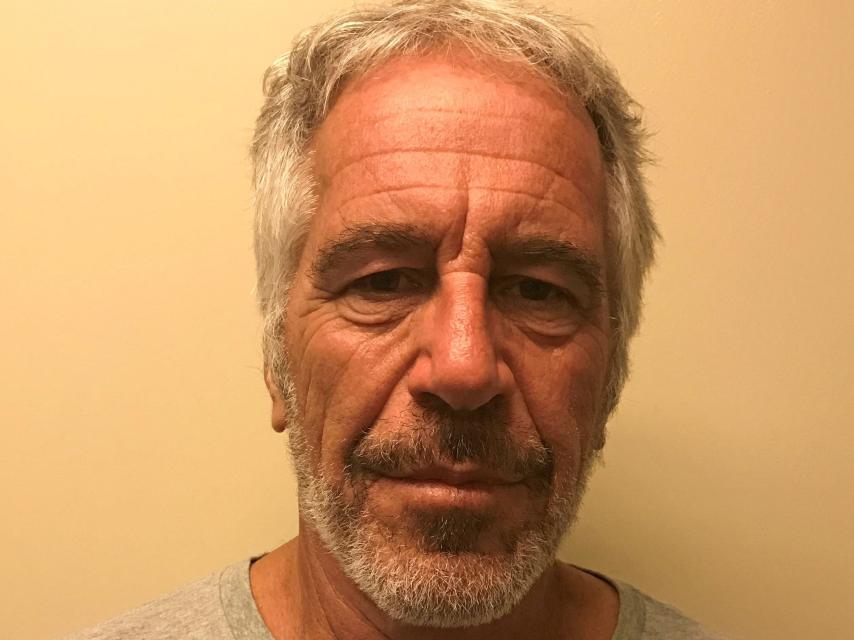 Jeffrey Epstein en una foto tomada para el registro de delincuentes sexuales de la División de Servicios de Justicia Criminal de Nueva York.