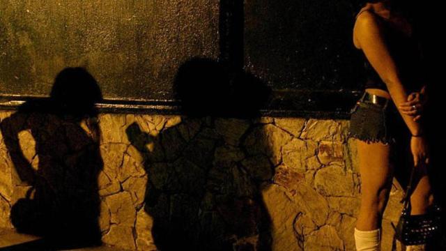 Una prostituta en al calle, en imagen de archivo.