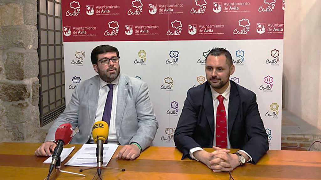 El presidente de Por Ávila, José Ramón Budiño, junto al cabeza de lista de la formación, Jesús Manuel Sánchez Cabrera