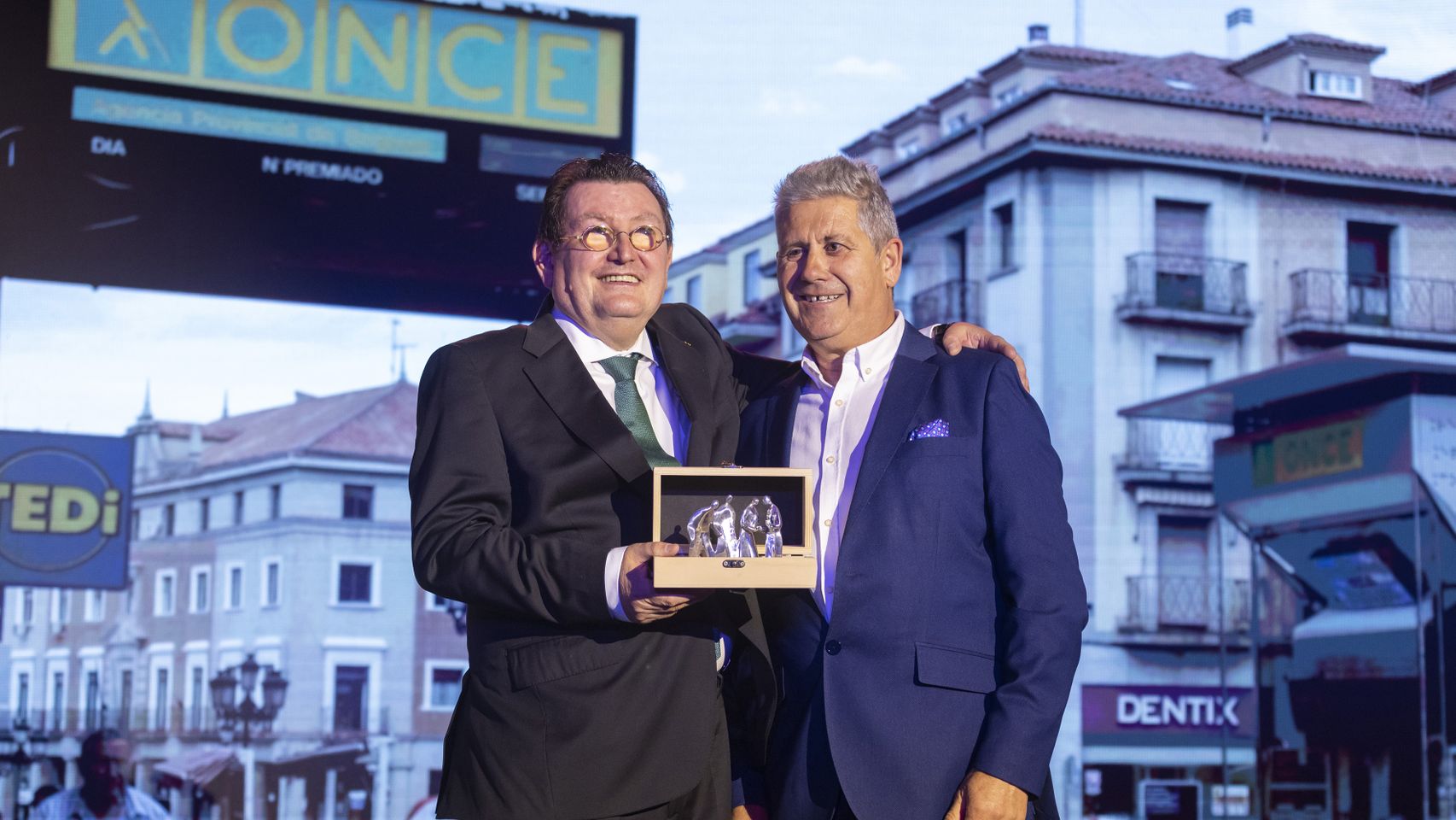 Carlos Alberto, a la derecha, recogiendo su premio como mejor vendedor de la ONCE en Castilla y León
