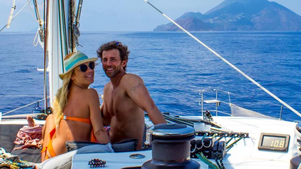 Chelsy Davy junto a su esposo, en una imagen compartida en las redes sociales.