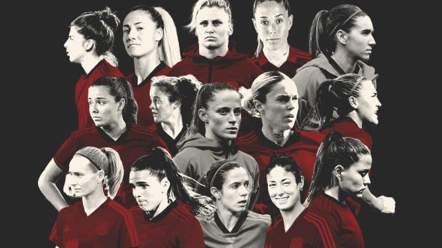 Aitana Bonmatí, Mariona Caldentey y Ona Batlle, junto a las '15 rebeldes' de la Selección