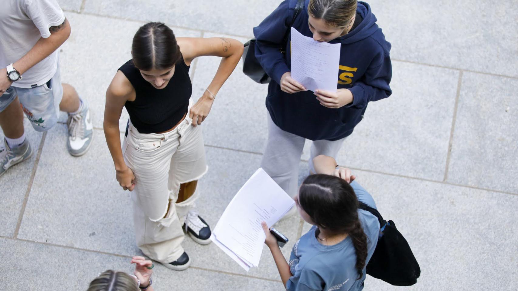 Un grupo de estudiantes esperan para entrar al primer examen de la EVAU 2023 en la facultad de Ciencias Jurídicas y Sociales de Toledo, en San Pedro Mártir