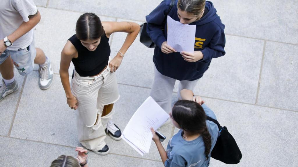 Un grupo de estudiantes esperan para entrar al primer examen de la EVAU 2023 en la facultad de Ciencias Jurídicas y Sociales de Toledo, en San Pedro Mártir