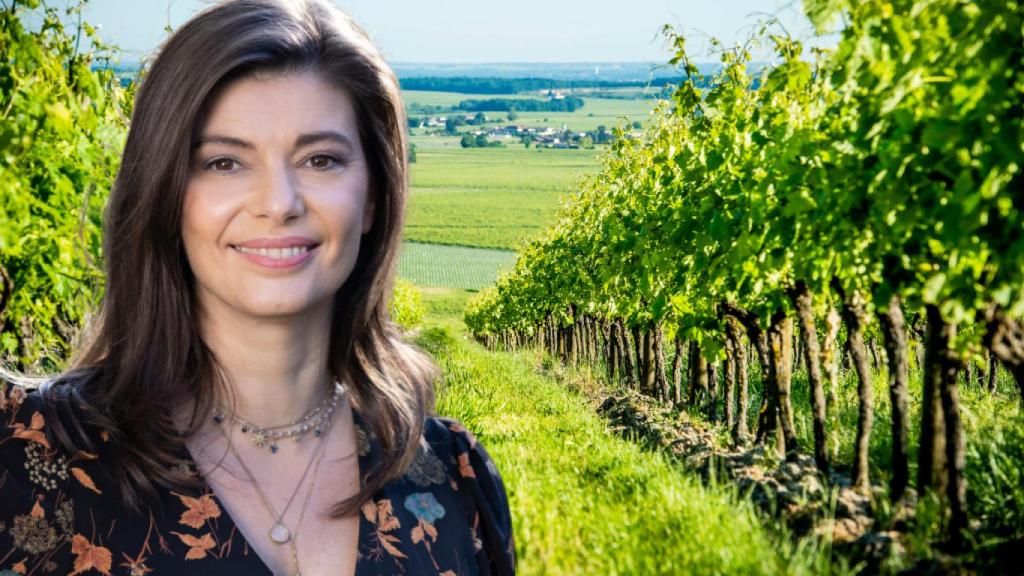 La directora de Sostenibilidad de Moët Hennessy, Sandrine Sommer, junto a unos viñedos de la marca.