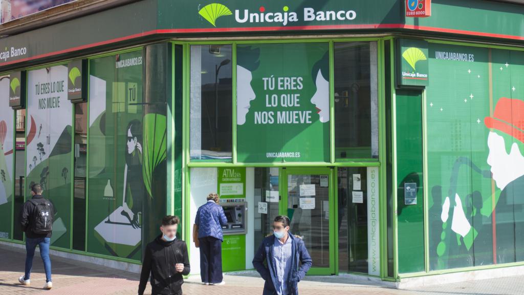 Una imagen exterior de una oficina de Unicaja Banco.
