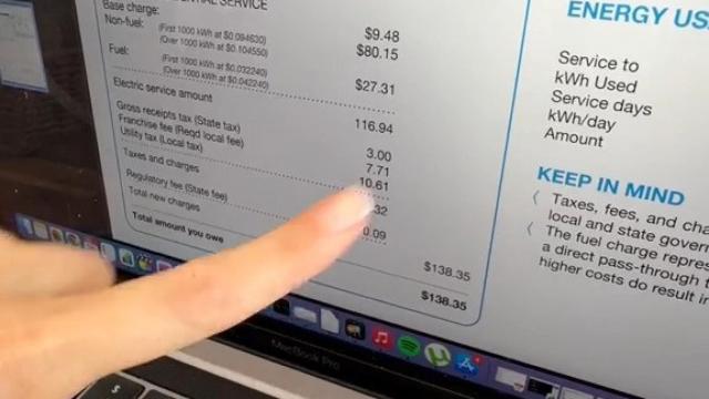 La tiktoker Nuria Calvo muestra su factura de la luz.