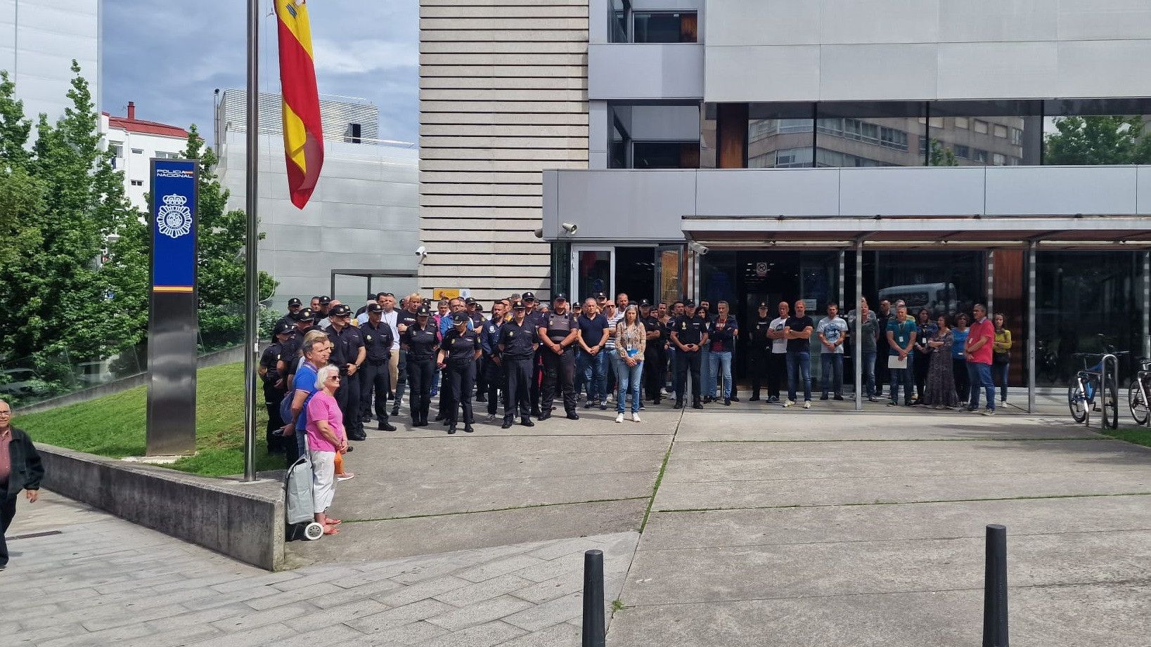 Los agentes concentrados a las puertas de la Comisaría de Vigo – Redondela.
