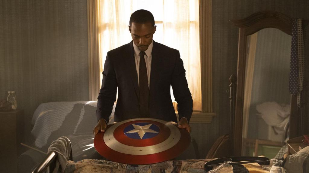 Anthony Mackie con el escudo del Capitán América.