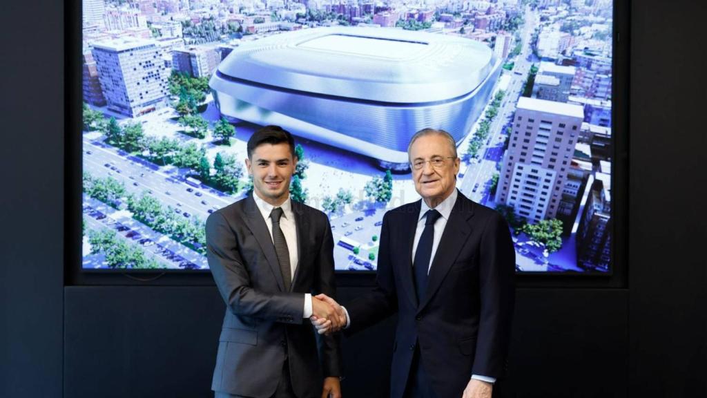 Florentino Pérez, presidente del Real Madrid, con Brahim Díaz.