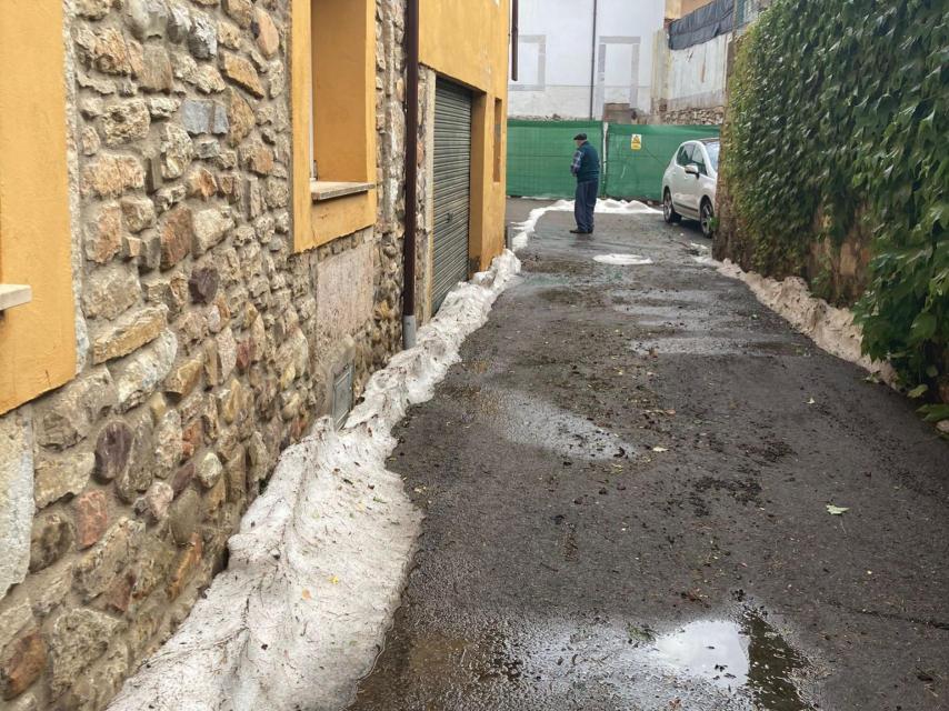 Limpieza de las calles de La Pola de Gordón tras la granizada