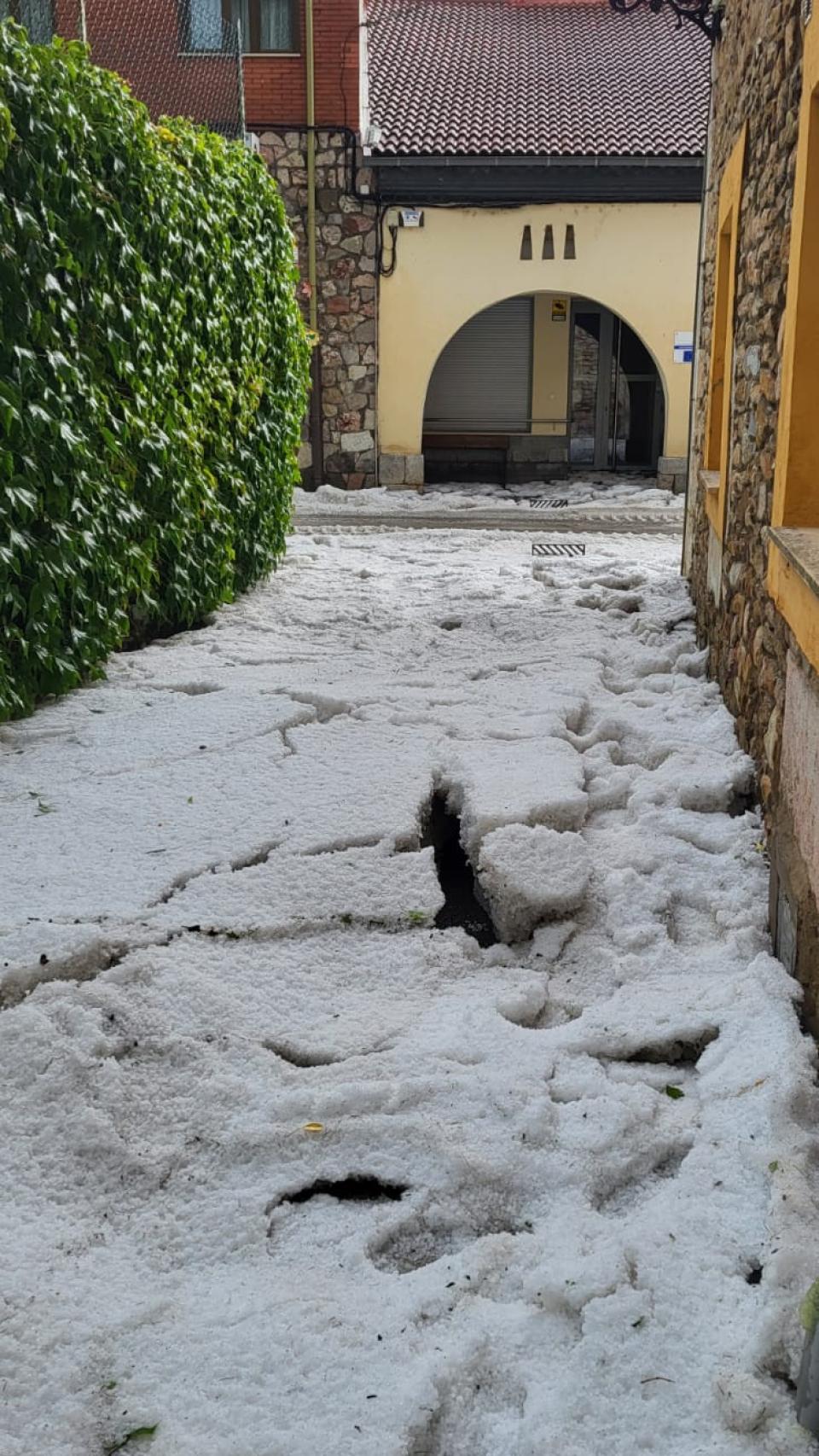 Impresionante granizada en La Pola de Gordón