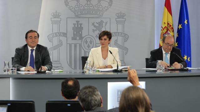 Albares, Rodríguez e Iceta, este martes en la rueda de prensa posterior al Consejo de Ministros.