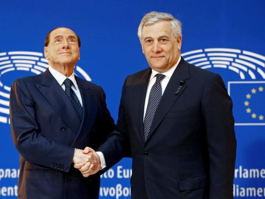 Silvio Berlusconi y Antonio Tajani, en Bruselas.