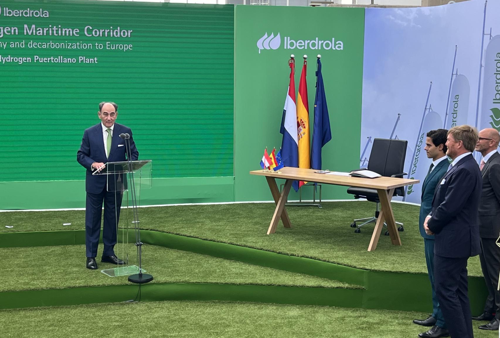 Ignacio Galán recibe al rey de Países Bajos, Guillermo Alejandro, en la planta de hidrógeno verde de Puertollano. Foto: EL ESPAÑOL - EL DIGITAL CLM.