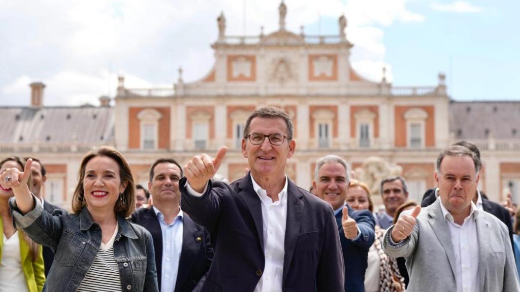 Alberto Núñez Feijóo y Cuca Gamarra, con los cabezas de lista del PP, este martes en Aranjuez.