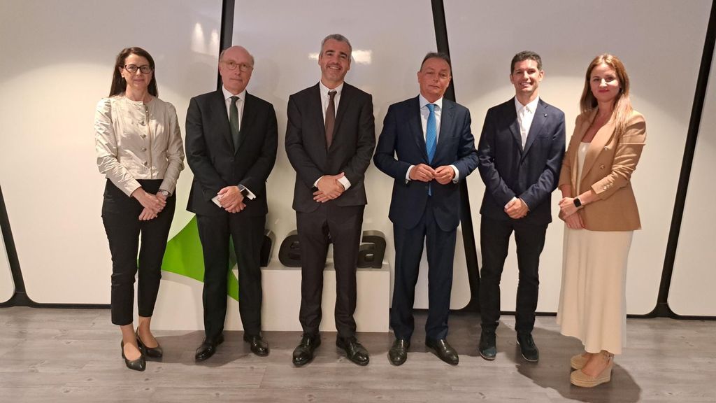 Los representantes de la CEV y de Hosbec, con el presidente de Aena, este martes.