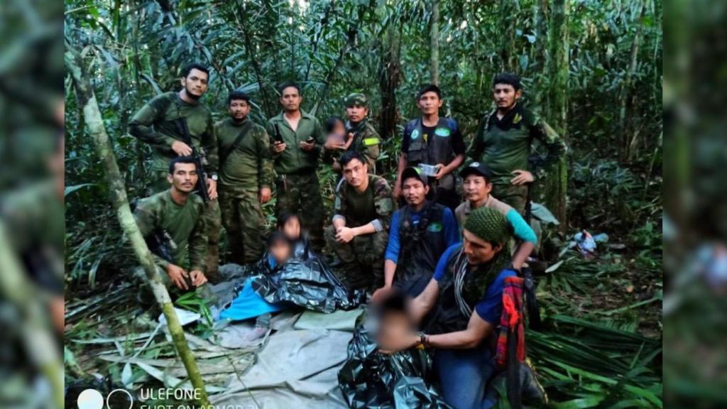 Los miembros del equipo de rescate junto a los pequeños.