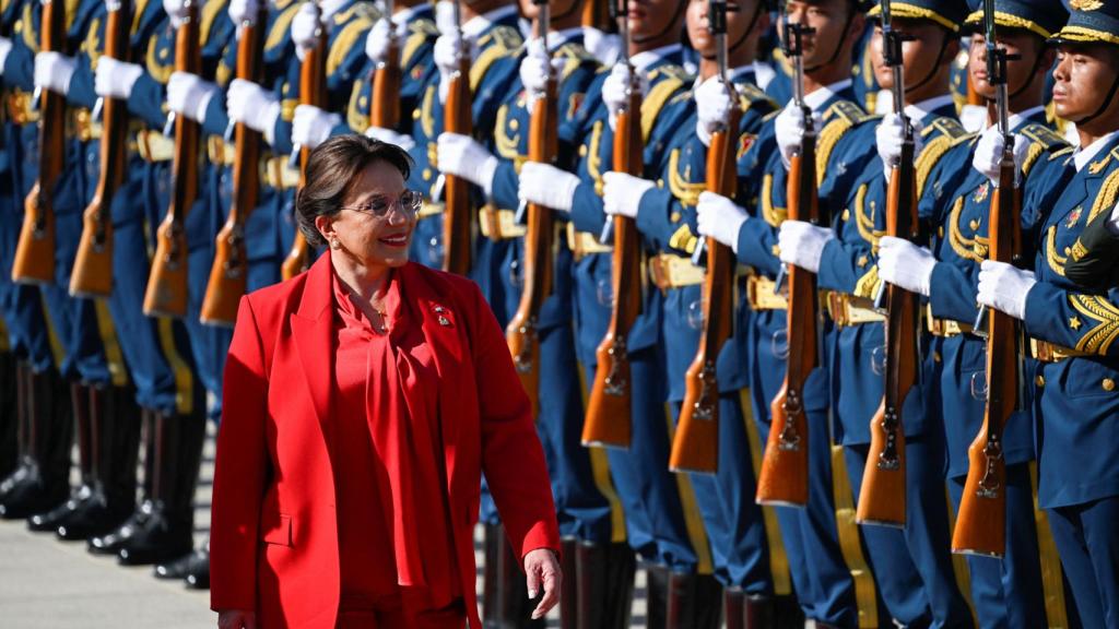 Xiomara Castro saluda a los guardias de honor chinos en el Gran Salón del Pueblo en Pekín.