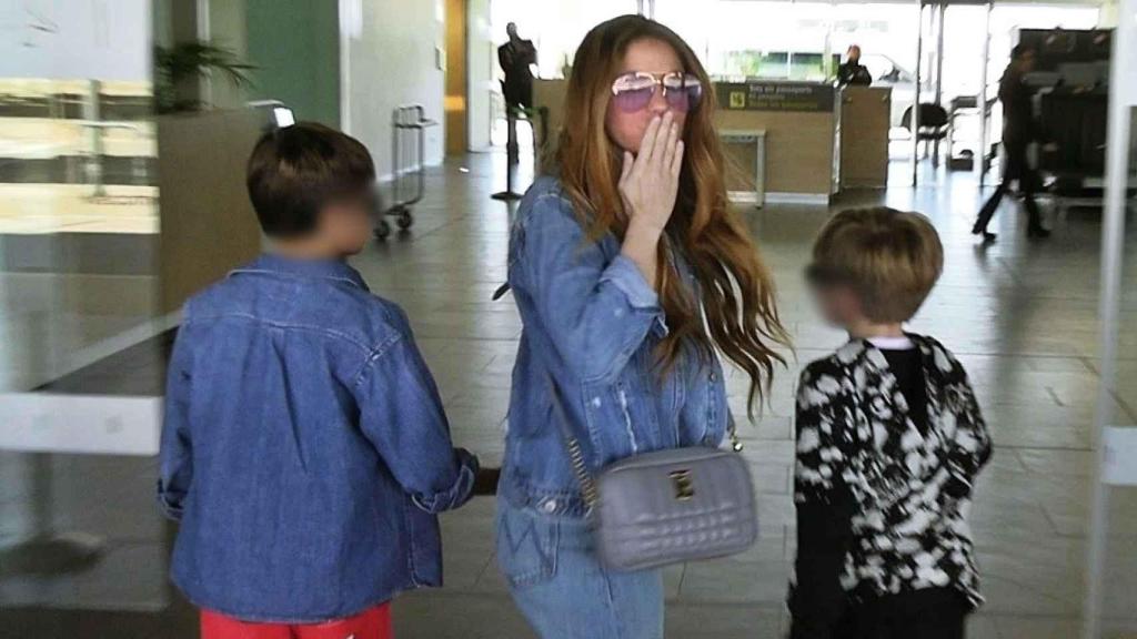 Shakira junto a Milan y Sasha, el día que dejaron Barcelona.