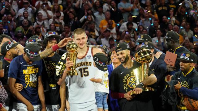 Nikola Jokic posa con el título de campeón de la NBA.