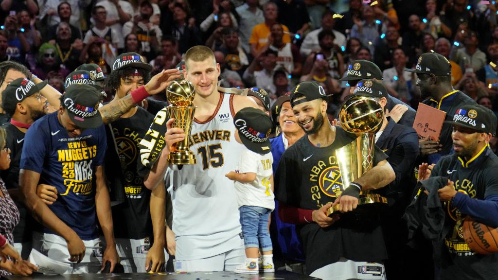 Nikola Jokic posa con el título de campeón de la NBA.