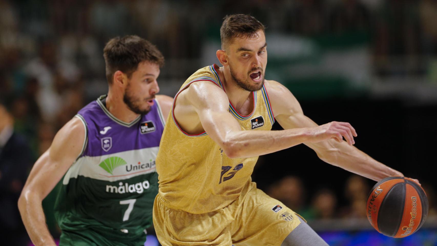 Tomas Satoransky, ante Jonathan Barreiro en el cuarto partido entre Unicaja y Barcelona