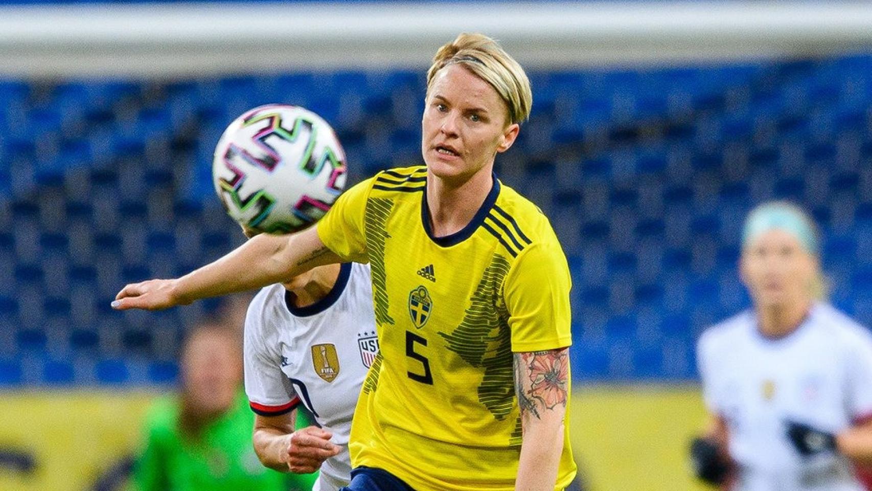 Nilla Fischer, durante un partido con la selección de Suecia.
