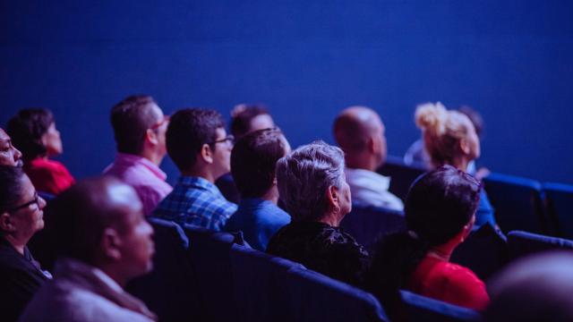 Cine a 2 euros para mayores de 65 años. Foto: Luis Quintero en Pexels