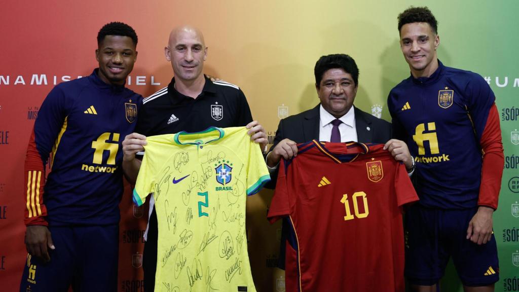 Ansu Fati, Luis Rubiales, Ednaldo Rodrigues y Rodrigo Moreno, en la presentación del amistoso entre España y Brasil