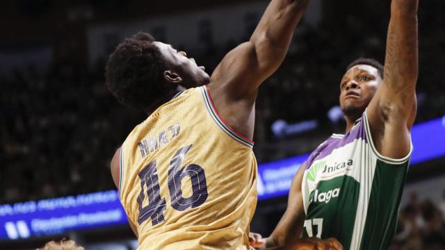 James Nnaji , intentando taponar el lanzamiento de Tyson Carter