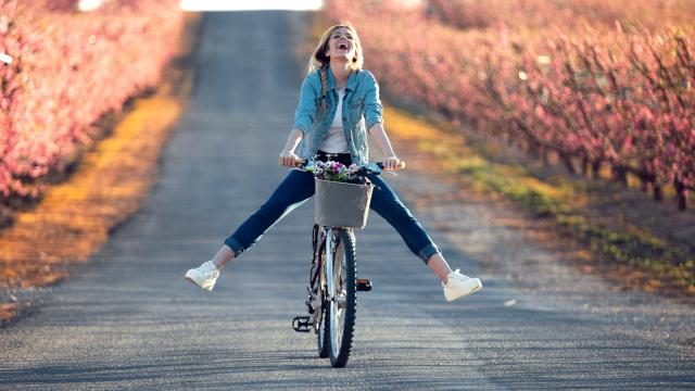 Imagen de archivo de una mujer montando en bicicleta.