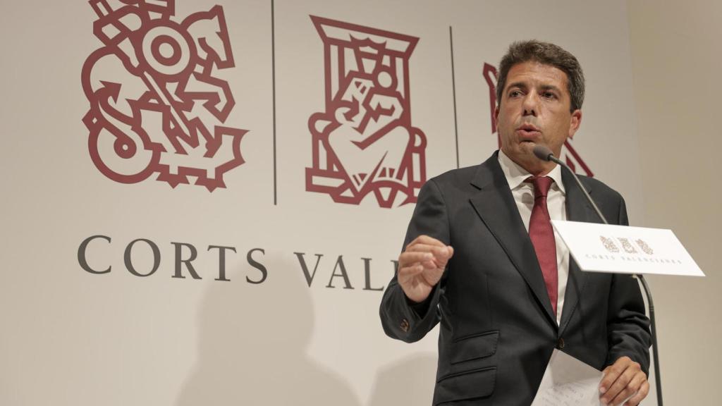 Carlos Mazón, durante su primera rueda de prensa tras el pacto de PP con Vox. EE