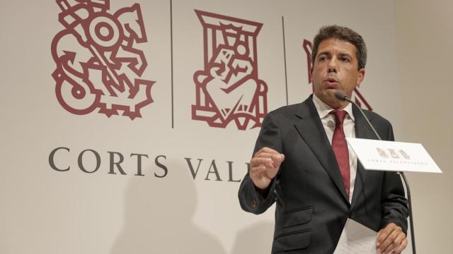 Carlos Mazón, durante su primera rueda de prensa tras el pacto de PP con Vox. EE